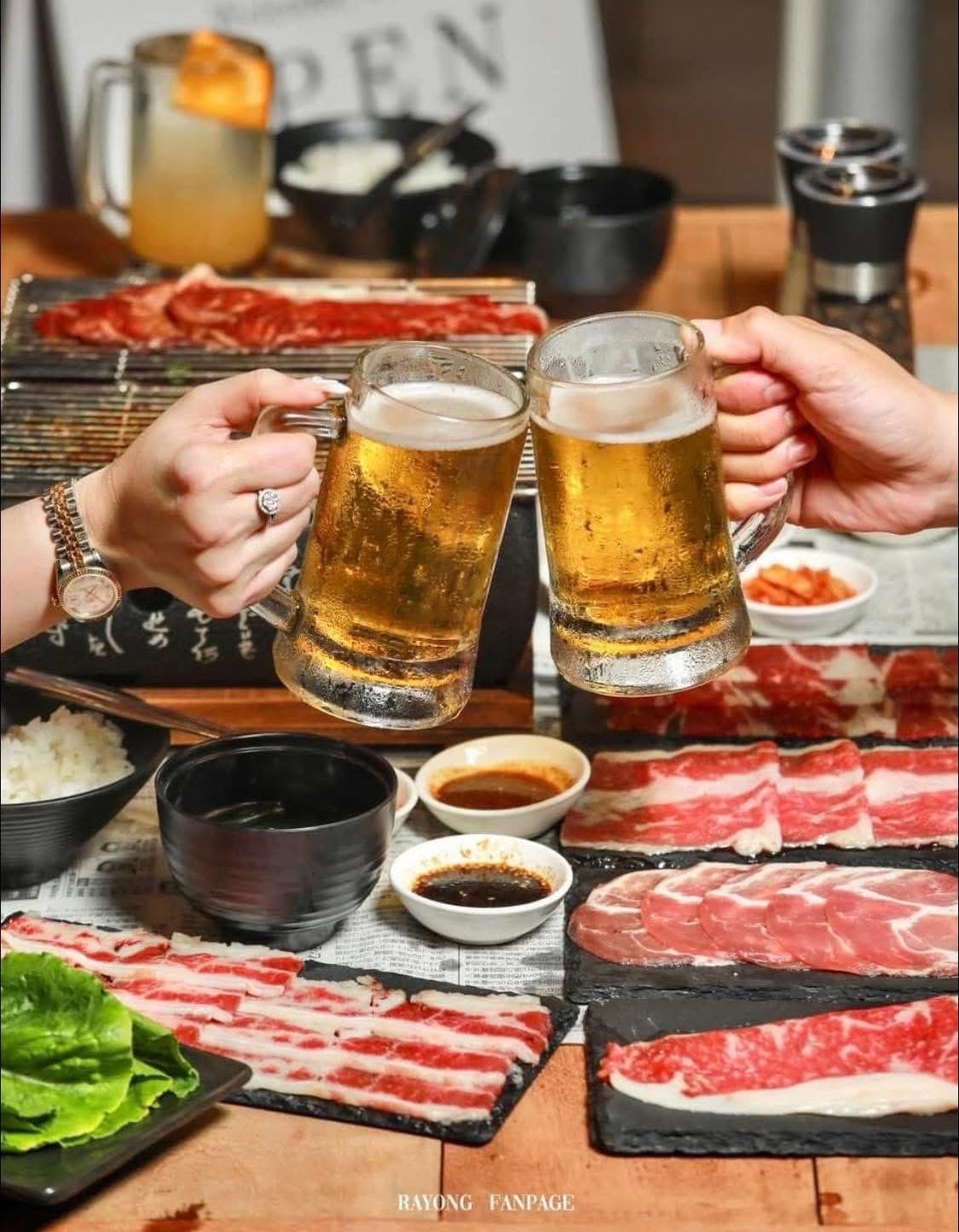 Cheers with beer over wagyu and pork platters at Haraniku